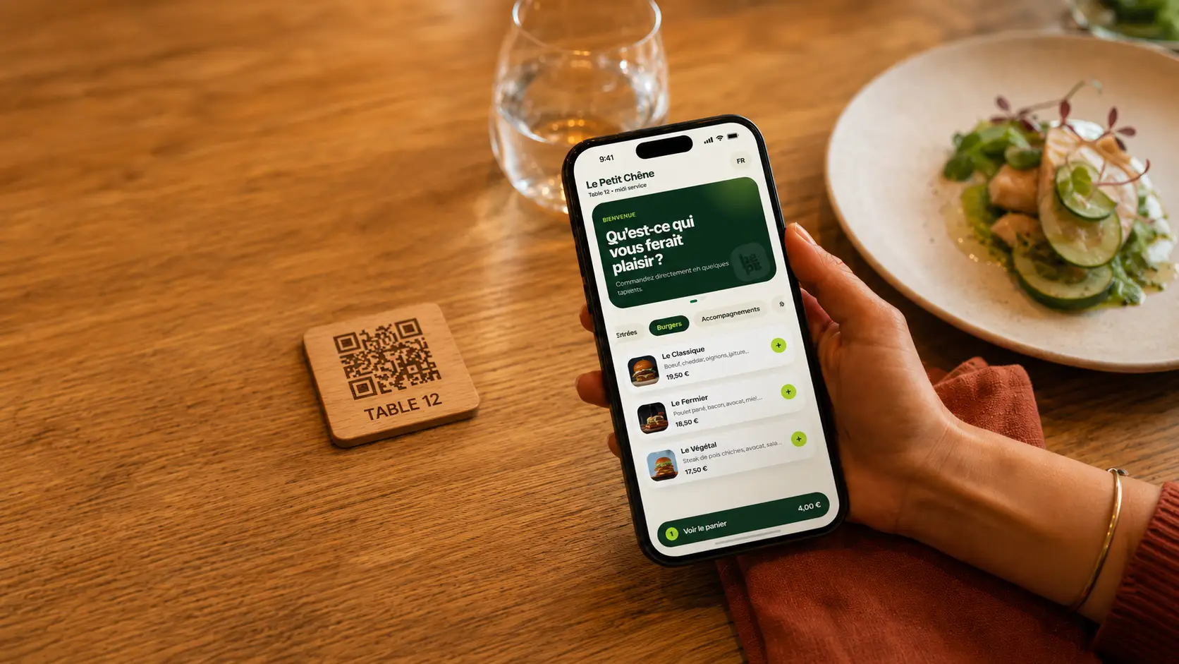 Cliente d'un restaurant consultant une carte numérique près d'un QR code de commande à table
