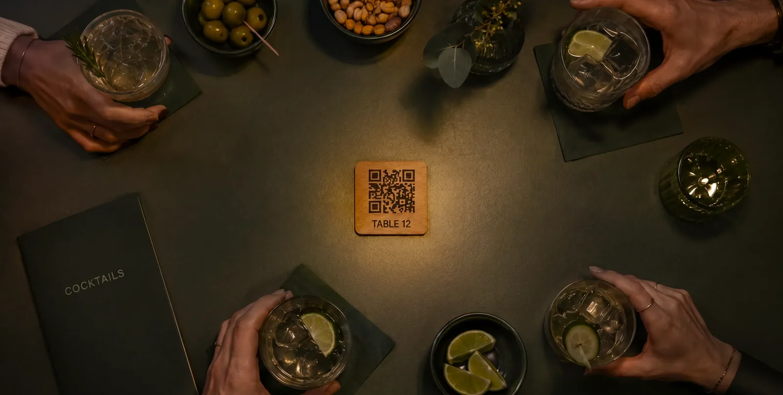 Plaquette QR code en liège sur une table de bar