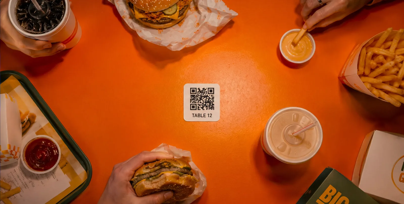 Sticker QR code sur une table de fast food
