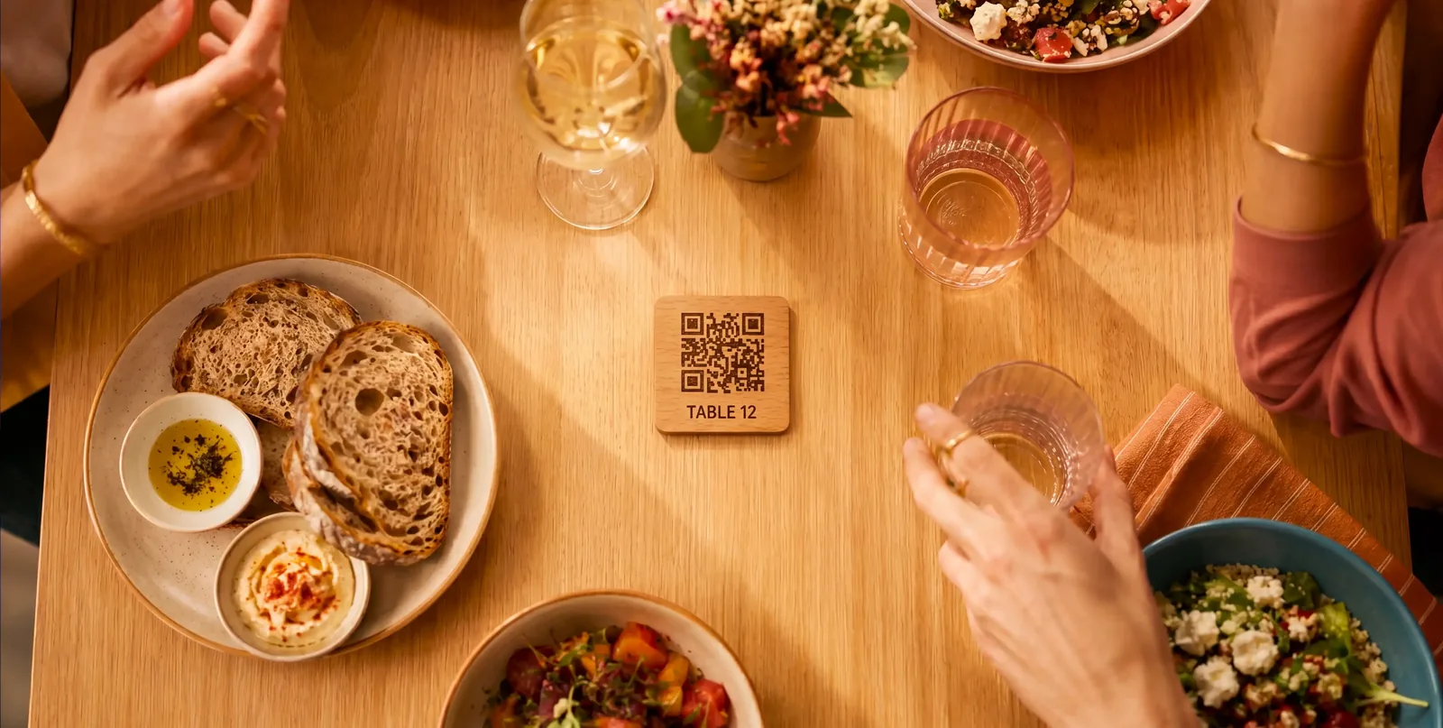 Plaquette QR code en bois sur une table de restaurant