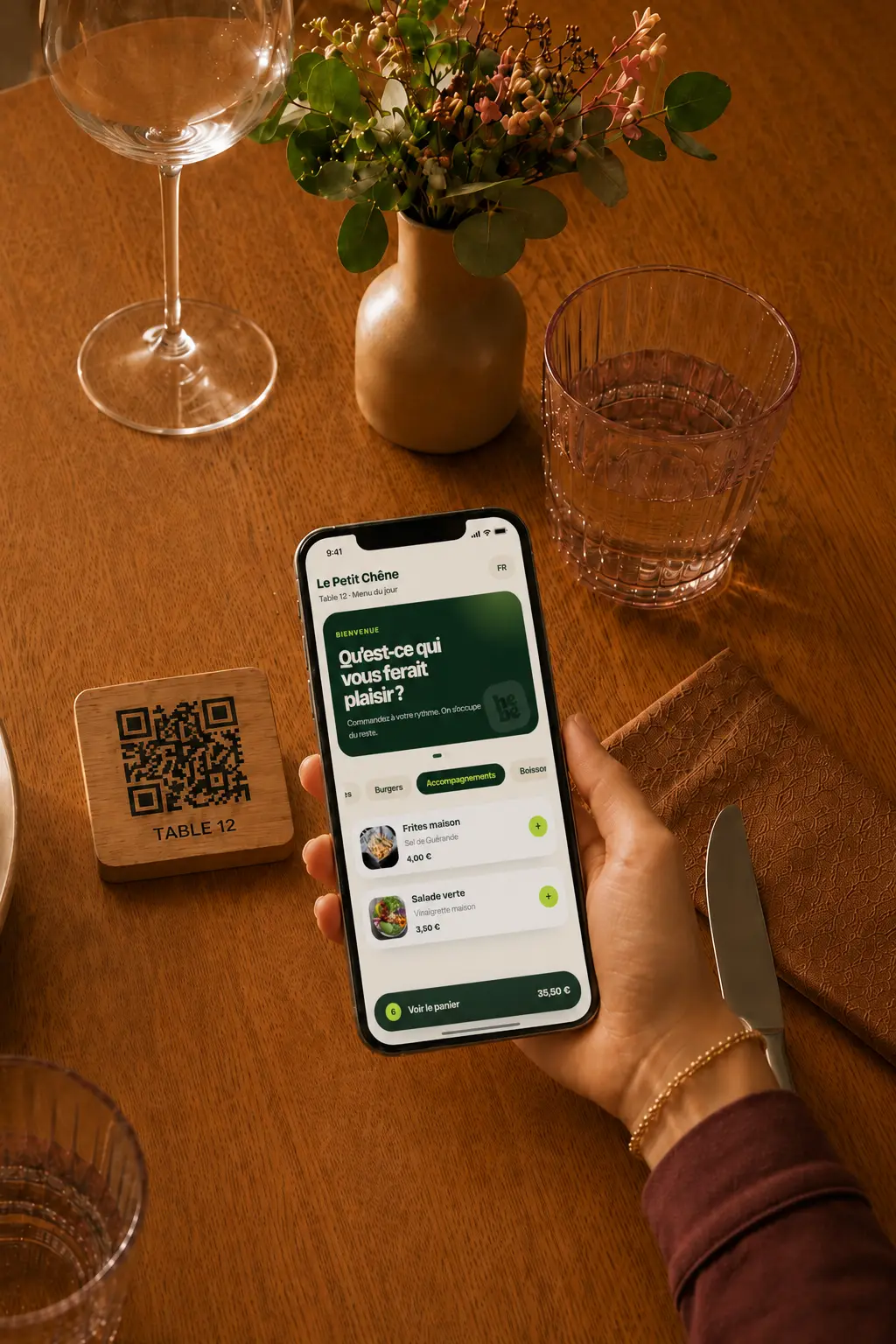 Il commande et paie depuis son téléphone