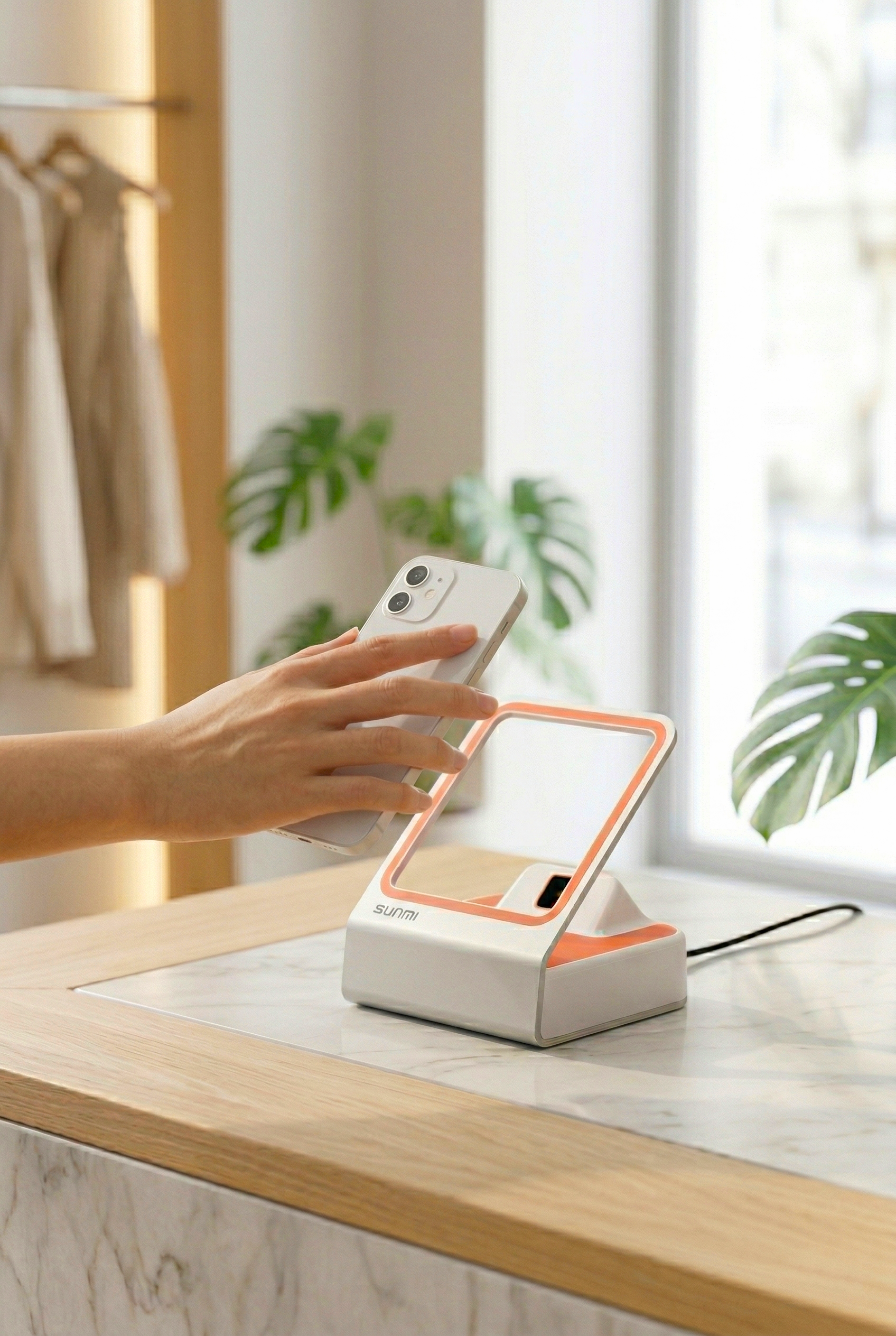 Client qui scanne sa carte de fidélité Atlas Software sur le terminal